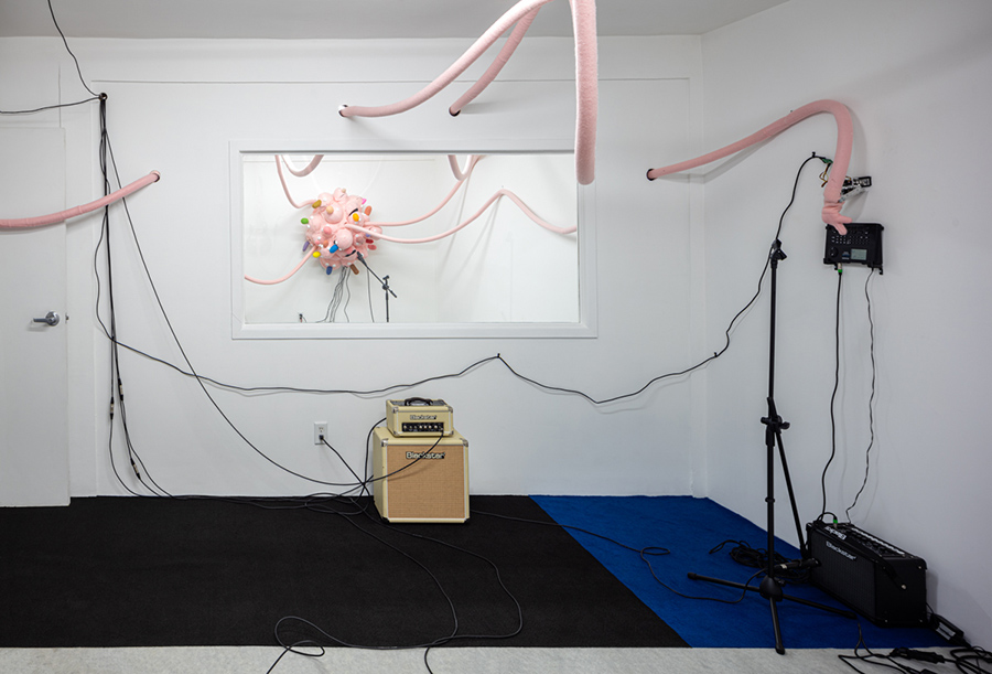 Nathaniel Mellors & Erkka Nissinen<br>Bad Mantras, 2019, Animatronic sculpture, guitar, keyboard, drum machine, amplifiers, microphones, 12 minutes, looped, Edition of 2.